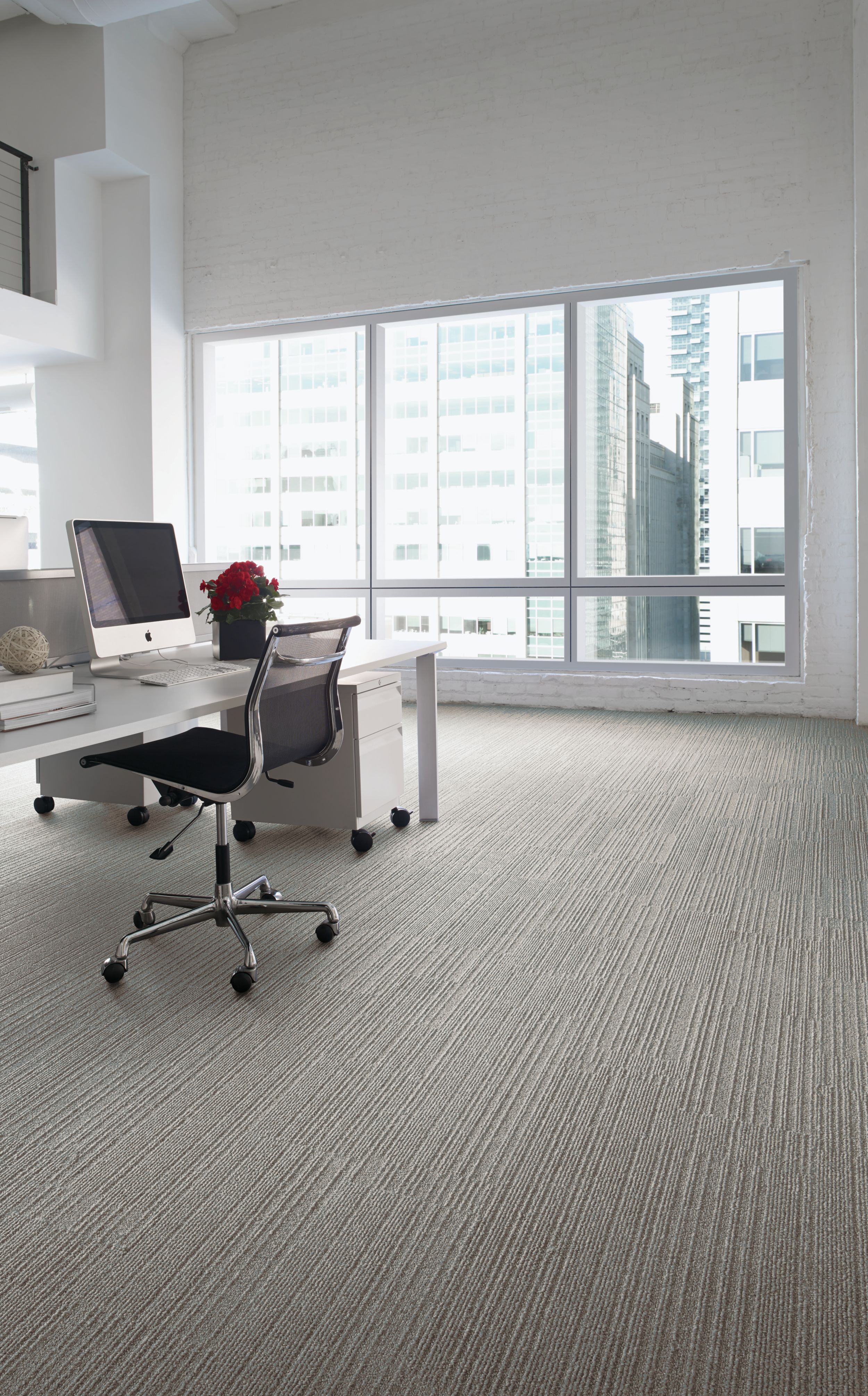 image Interface On Line plank carpet tile with open workstation and roses on desk numéro 1